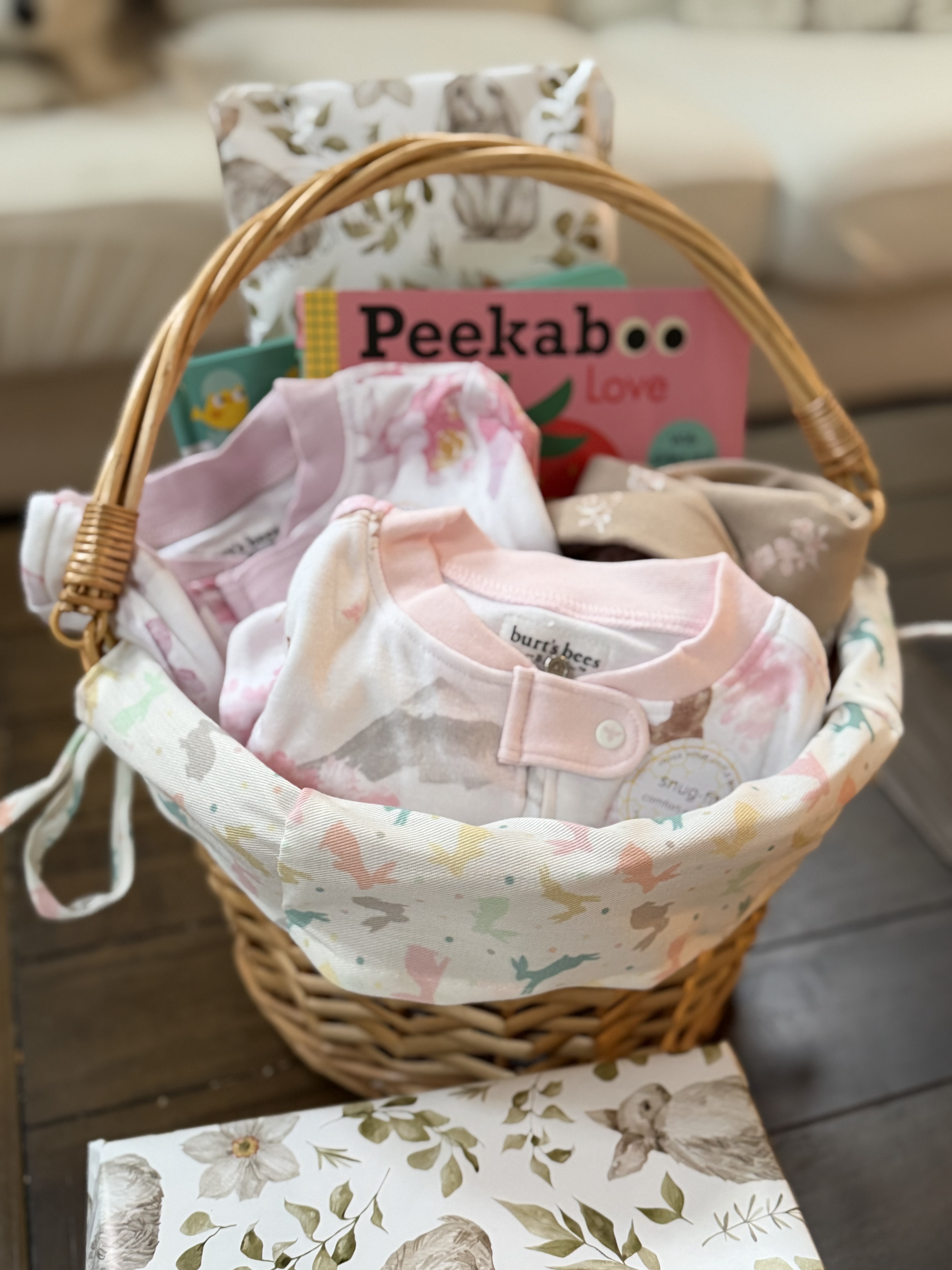 🎁 How to Build the Perfect Gift Basket for a 1-Year-Old (What I’d Actually Include as a Mom)